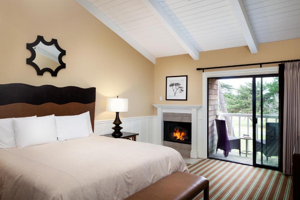 Standard King Room with Fireplace interior
