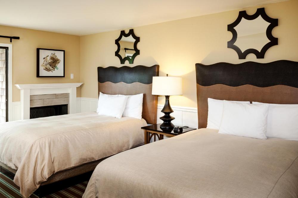 Standard Room with Two Double Beds with Fireplace interior